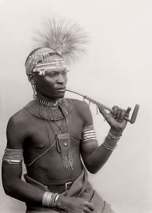 indigenouswisdom:  Xhosa man.The Xhosa are an ethnic Bantu people from Southern Africa who are divided into several tribes with related yet distinct heritages.  The name “Xhosa” comes from that of a legendary leader and King called uXhosa.  