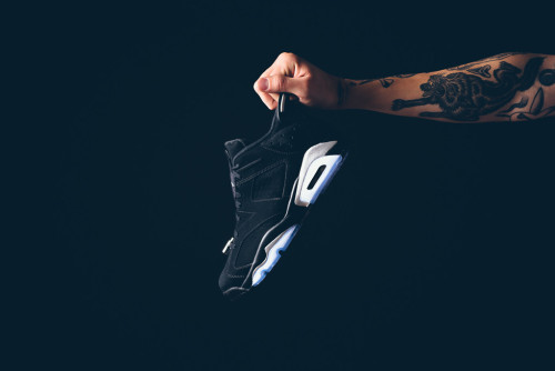 airville:  The Air Jordan 6 Low “Chrome” Will Make A ReturnAIR JORDAN 6 LOW “CHROME”  Color: Black/Metallic Silver-WhiteRelease Date: August 29th, 2015Price: 赏             Previously released in April 27th, 2002 for 贉, the shoe is