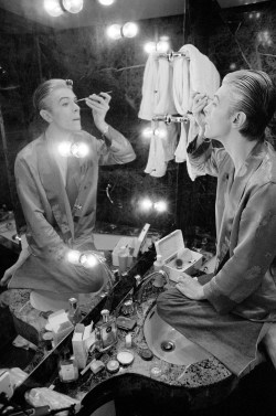 berlin-1976: David Bowie applying his makeup