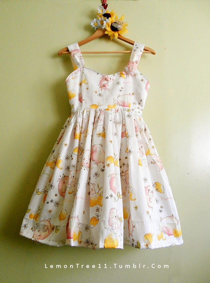 itsabigworldtoalittlegirl:  princess-peachie:  lemontree11:  I really love this dress.