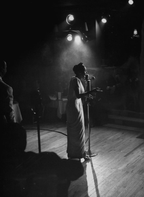 Lena Horne performing at the Waldorf-Astoria hotel (1957)