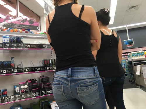 candidcreeper: Different stores, different butts❤️