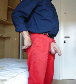 hungdaddylove:  Nice pants!