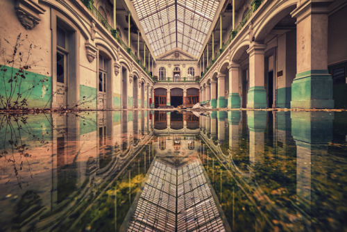 mymodernmet:Fascinating Photos Highlight the Forgotten Beauty of Abandoned Buildings