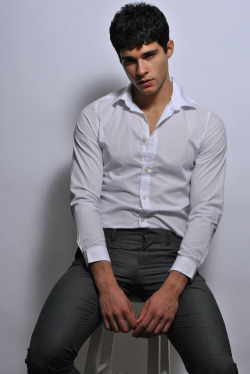hotheads:  shirtlifting:  Pedro Aboud  Yummy