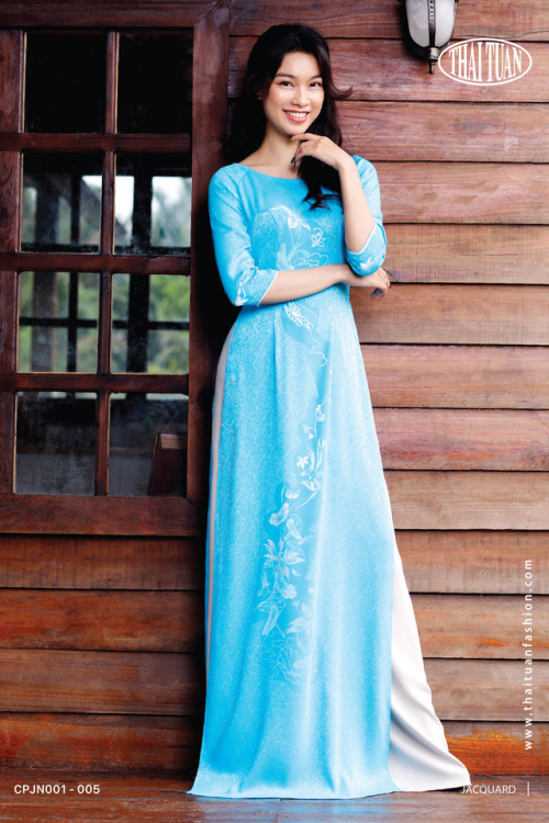 Vietnamese ao dai by Thai Tuan (click to enlarge)