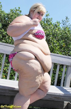 cl6672:  hotfattygirl:  Nothing looks sexier on a massive fatty than a way too small bikini! This bikini is a size 3x and barely covers any of my body! It’s waaayyy too tiny to even come close to covering part of my huge belly! Check out all of my sexy