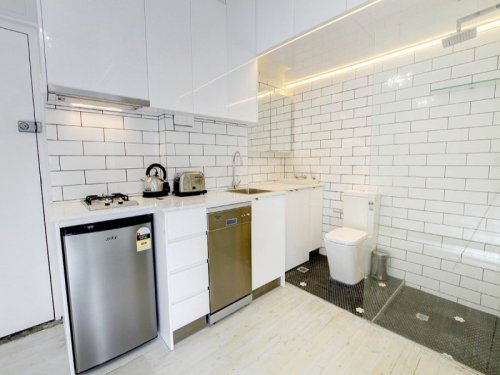 theworstroom:Sydney, Australia. $350/week(The “shit-in” kitchen)&ldquo;City living a