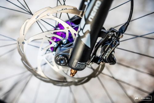 aces5050:(via Bike Check: Greg Williamson’s Full Carbon Unno Ever - Lošinj DH World Cup 2018 - Pinkb