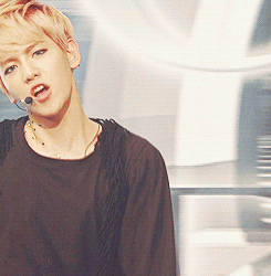 baekhyu-n:  baekhyun @ inkigayo (stars on neck + contact lens) 