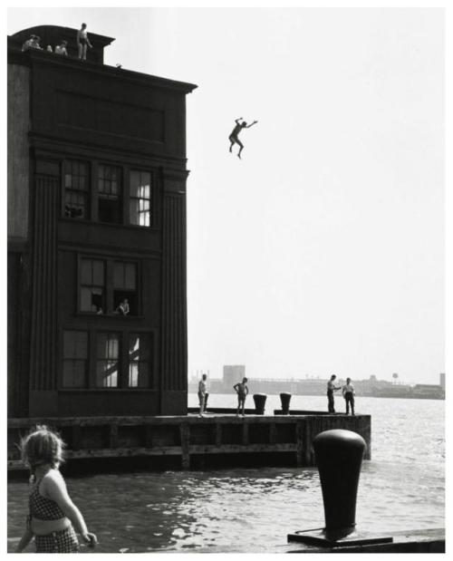 aiiaiiiyo:  Boy Jumping into the Hudson River, New York, 1948. Photo by Ruth Orkin [764 x 945]. Check this blog!