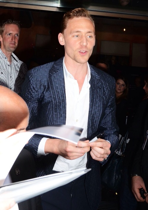 lokisbliss:  I say YES to this outfit and HALLELUJAH! to that jacket (plus the white shirt of sex)~! 