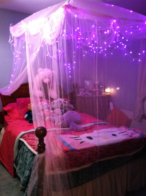 restrainlove:  badlittlekitten:  his-little-red-riding-hood:  glowys-crafty-corner:  bearbears-little-princess:  Oh how I love my Princess bed!  I did not honestly think this would be as popular as it has become! Components:♡ Pink sheets♡ Hello kitty