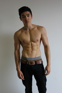 misteradamhunk:  He looks very cute… Asian looks… more to Malaysian @ Singaporean looks… Who is he? Anyone knows his name?? 