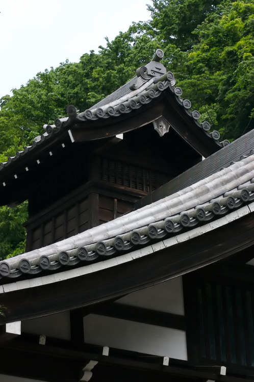 austere roof A part of a secondary building in the Engaku-ji temple complex in Kamakura, Japan.