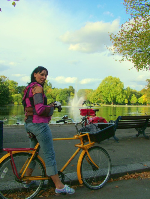 bisikleta: Raven with her Pashley Courier RH3, in Victoria Park, Hackney. (by Velocipedinarian)