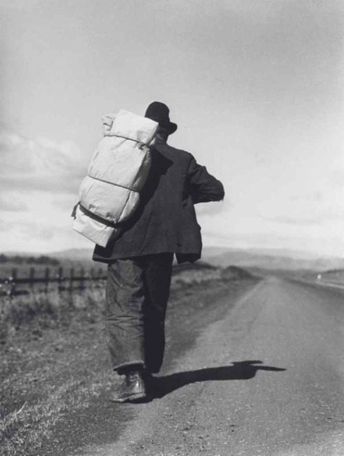 Migrant Worker on California Highway,1935. Dorothea Lange 