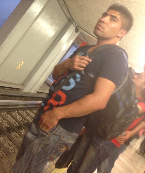 videosamedianoche:  Chacal en el metro