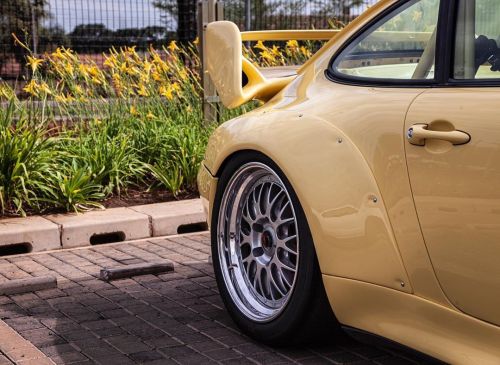 Couple of weeks ago. Completely different temperature, but a proper Motorsport Porsche. 993 RSR. Roa