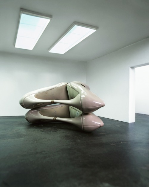 workman: exhibition-ism: Commonplace objects and items blown up to large scale installation works fr