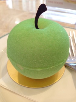 foxycum:  kellyheung:  Green Apple Cheesecake, Fine Foods, Hong Kong The green exterior is a layer of buttery white chocolate which, as you can see, is made like an apple. The sweetness of white chocolate is accomplished with its delicate stem that tastes