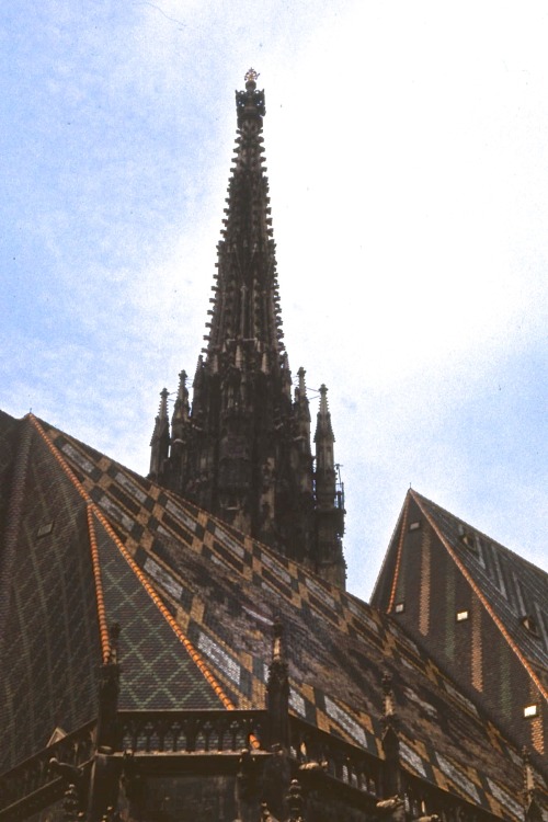 Ziegel Dach und Turm, Stephansdom, Wien, Österreich, 1972.