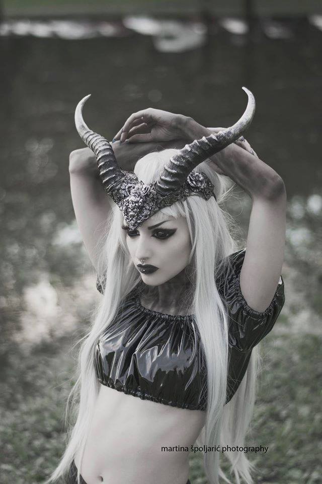 gothicandamazing:    Model: Obsidian KerttuHorns: Hysteria MachineTop: Phazeclothing.comLenses:
