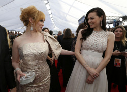 dailyactress:  Christina Hendricks and Laura Prepon- 22nd Annual Screen Actors Guild Awards 1/30/16   Boobs