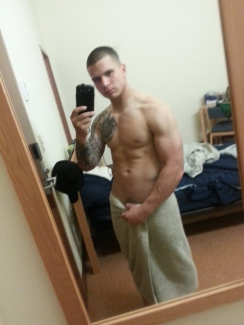shitilikeandafewofme:  23 Year old Army, HI