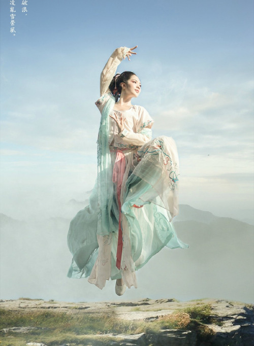fuckyeahchinesefashion: 飞天·观舞  photo by 老妖_Choco  Traditional Chinese hanfu Ta