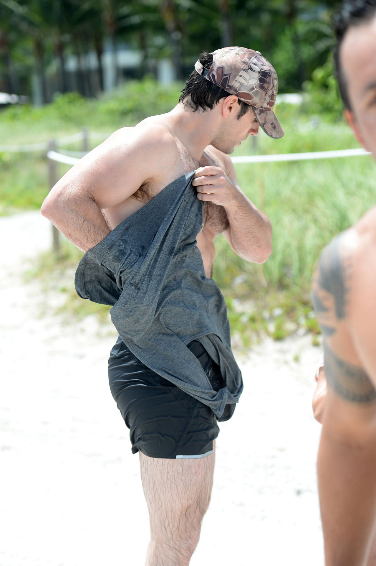 bootybulgeheaven:  rhiordan:  Henry Cavill via The Sun  Henry Cavill
