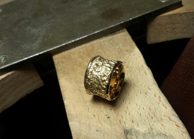 gold und silber ring mit grobstrukturierter