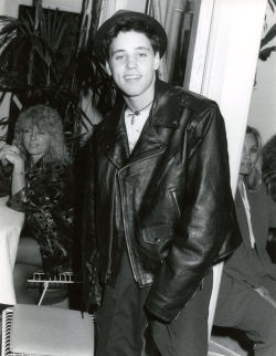 ohmy80s:  what looks like a very high Judy &amp; Corey Haim