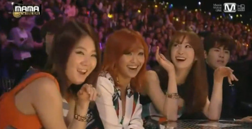 lepuffpuff:  mama 2013 ylvis performance  sistar having really good time  and then there is hoya  ‘…dafuq’     