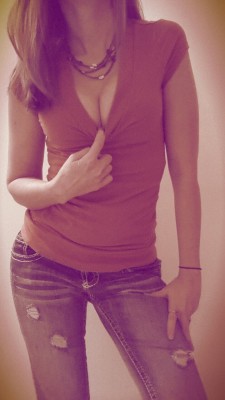 hotcouple82:  fun-4-us:A true woman can look as good in jeans as out of them…   SEXY!