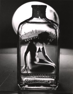 almavio:Weegee (Arthur Fellig, 1899 – 1968) | Woman in bottle, 1950s 