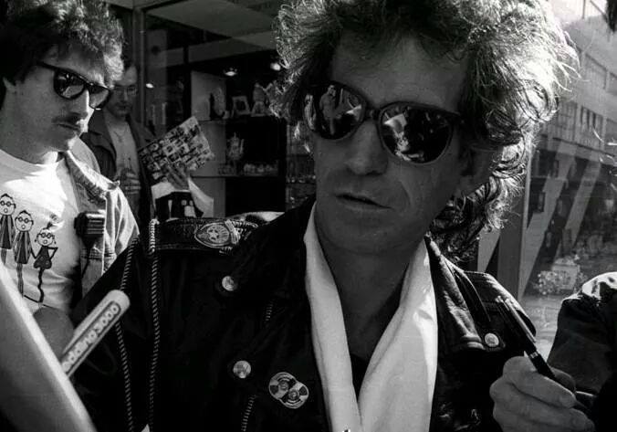 keefguitar:  Signing autographs.