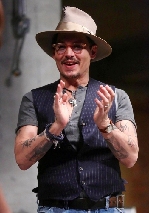 8 years ago, on this day (April 1), Johnny Depp attended the “DMG Creative Home” dialogue at the 798