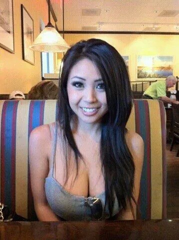 devilin66:  Sexy asian cleavage  
