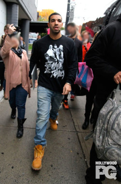 wordonrd:  Drake Spotted Out In Montreal 