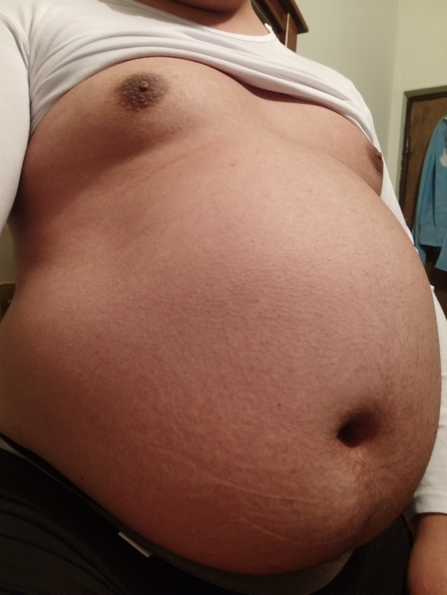 gainerburr:Belly after gym! I want some rubs and maybe more food~