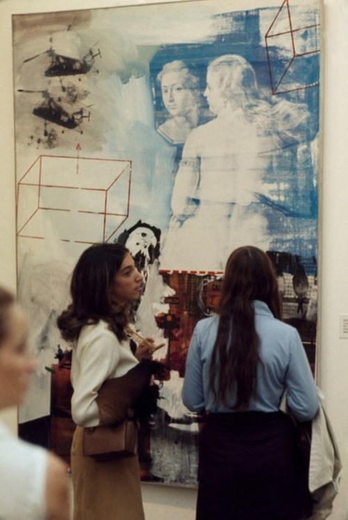 uconstruction:Museum Visitors in front of Artwork from Robert Rauschenberg - Tracer, 1963