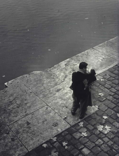 an-overwhelming-question:Ed van der Elsken - Liebespaar am Seineufer, Paris, 1950