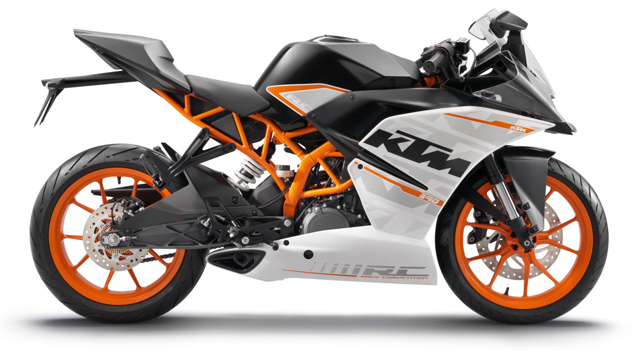 bikesbrewsandbabes:  soulsteer:  2014 KTM RC390  a sportier version of the 390 duke?