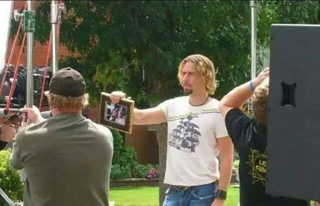 soleil-moon-bye:Look at this photograph of Chad Kroeger telling you to look at this photograph 