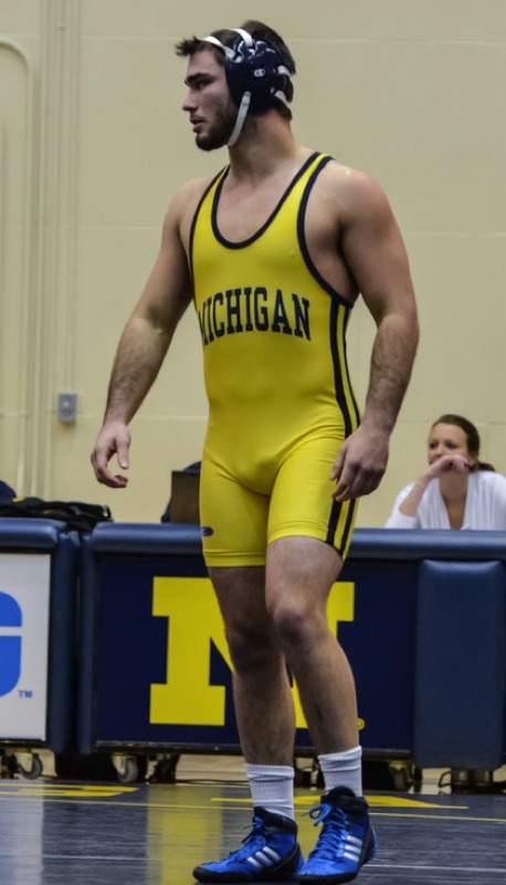 jockbrad:  Follow my blog, featuring those hot genuine athletes … swimmers, wrestlers