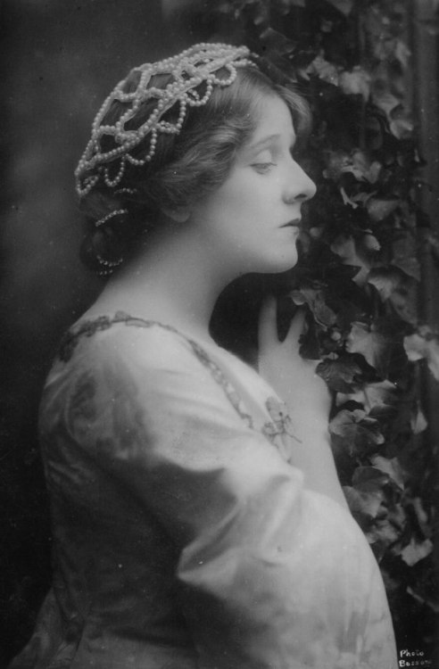 silent–era:Edna May photographed by Bassano, 1907