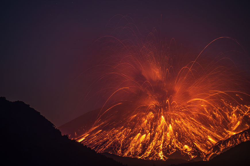 biogeodani:  Preciosas fotografías de erupciones del volcán Sakurajima, en Japón,