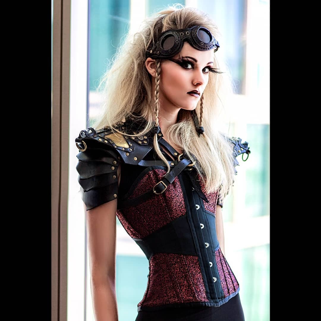 espartilhos: Red Leaf Brocade Steel Boned #Corset With Black Satin by @truecorset