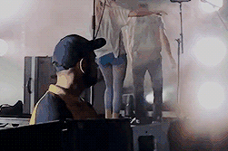 tyorksgf:hayley + slapping her butt at the end of the shows.CREEPS DON’T INTERACT.